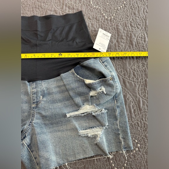 Sonoma Maternity Light Wash Distressed Jean Shorts NWT Size 14 Maternity - Picture 7 of 10